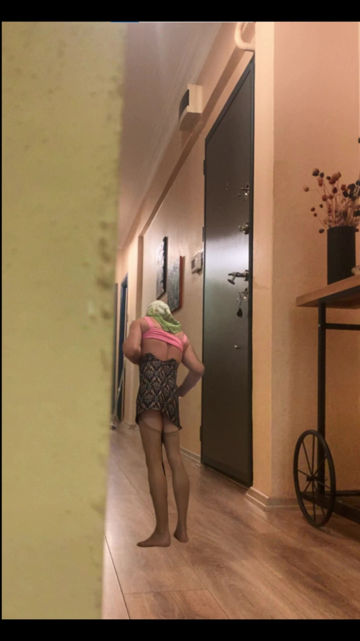 cd_aysemmm: 継母が服を試着している