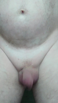 Nackt und geil im badezimmer mit der Papierrolle