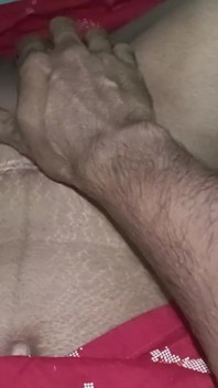 Desi żona w czerwonej sukience dostaje naoliwiony tyłek i hard doggy fuck - domowej roboty