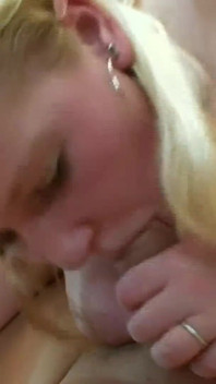 Une BBW blonde se fait éjaculer sur les seins après s'être fait baiser passionnément
