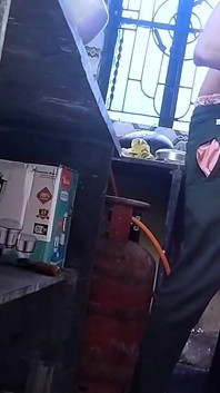 Enquanto Bhabi estava trabalhando na cozinha, Devar veio e colocou ela de quatro e a fodeu