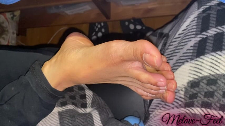 Naelor: Kaki mungil seksi dengan kaki panjang lagi-lagi dipijat