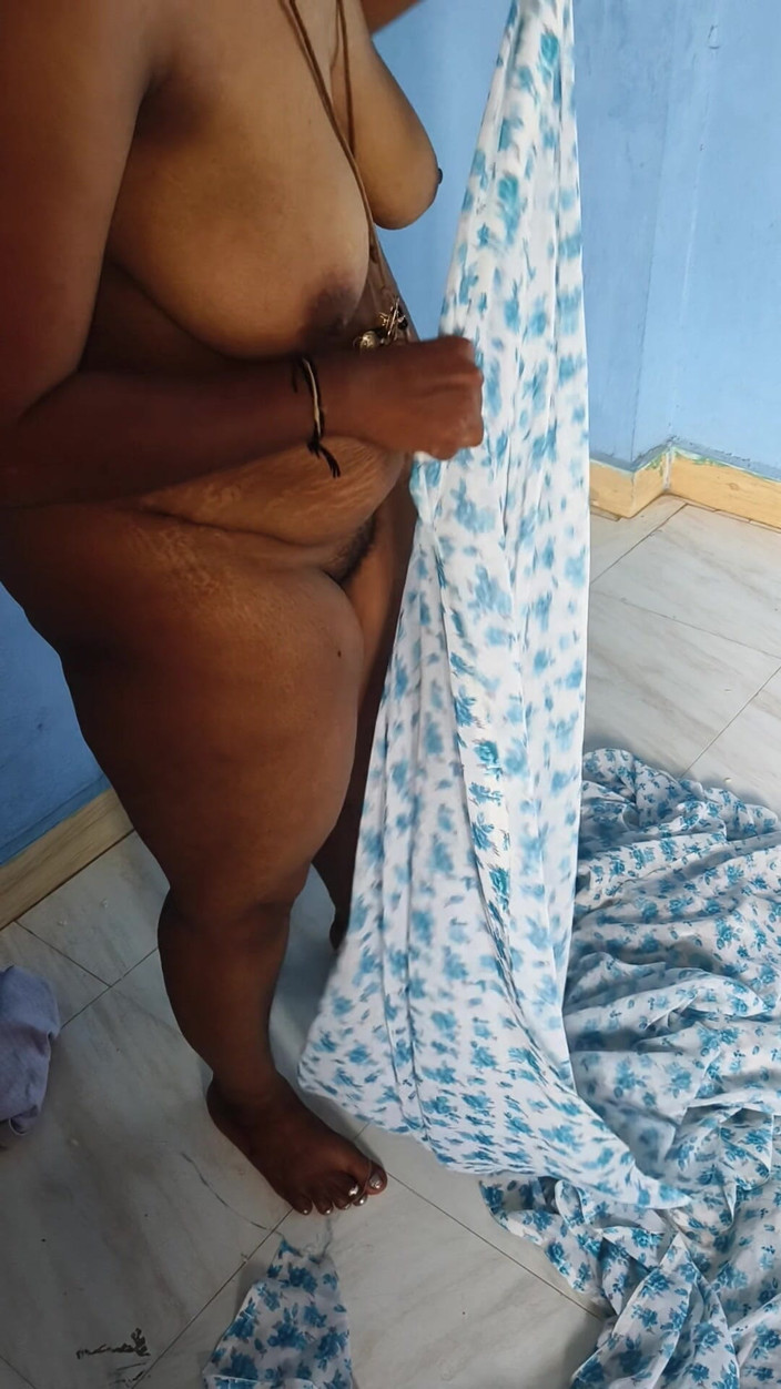 Tamil lesbian: Ateşli göğüsler gösterisi