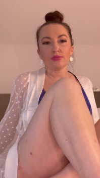 Milde femdom en aanmoediging voor mama's blotefeet