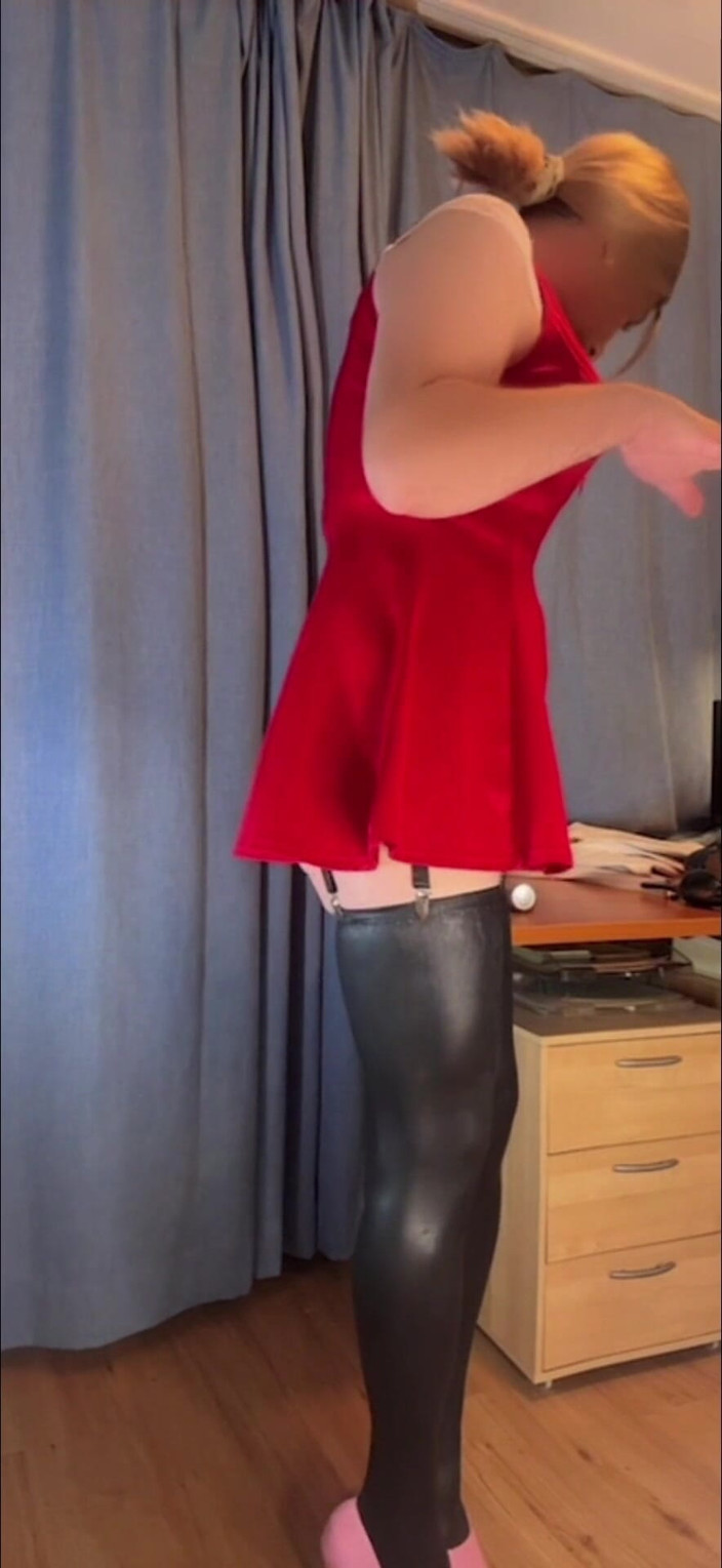 SissyDaniella: Sissy pluged beim spielen in der garage