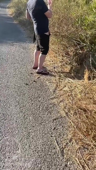 Хлопець пішов за своїм прямим другом, який пішов пописяти