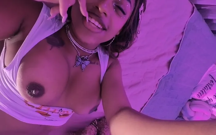 Vicky menage: Brazilian Teen Stripping and Squirting