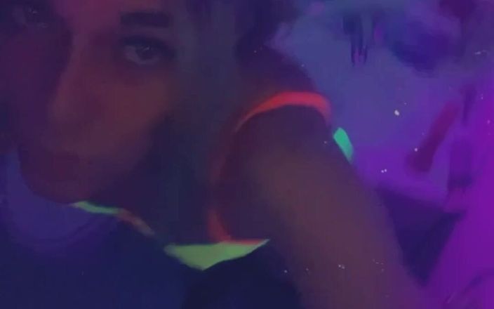Mykie Melatonin: Sexy feestmeisje wil spelen in lingerie