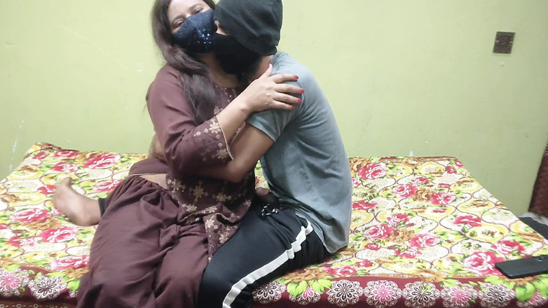 Pakistani CoupleX: India bhabhi ko Pati Ke Dost Ny Ghar Ja Ke...