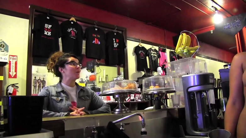 Lesbian Illusion: Kelentit muda kali pertama digoda dalam kedai jala oleh bos...