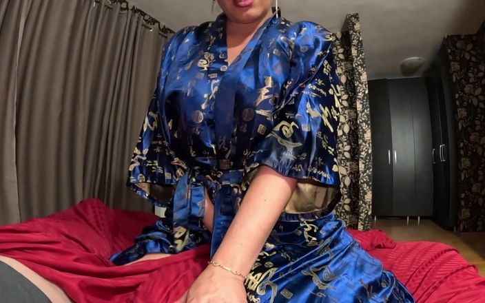 MilfyCalla: Une geisha dévergondée suce une bite et joue avec du...