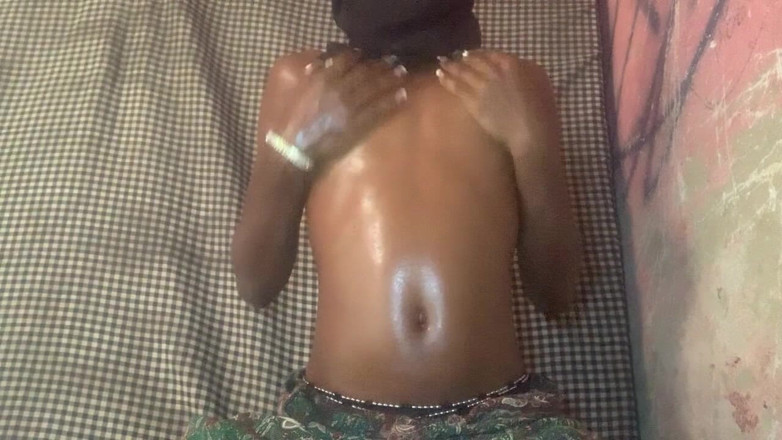 BrownGurl234: Ateşli minyon genç blackgurl234 twerk dansı ile kamerayı azdırıyor