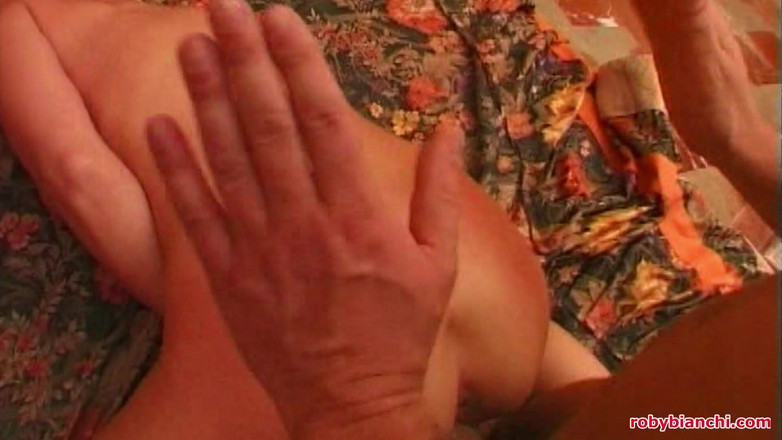 Topax Film Production: Spanische MILF genießt wie eine Schlampe mit ihrer Hand in...