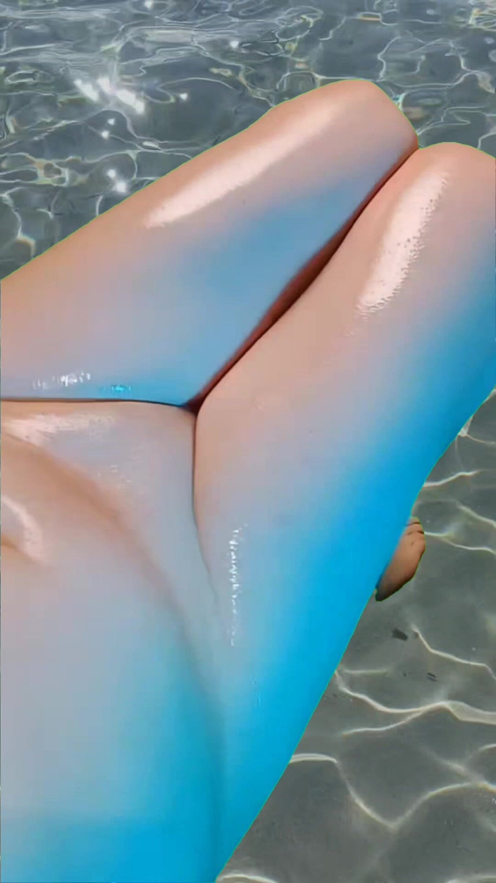 Kitty_Cross: 4 manos libres coloridos muslos aceitados masturbándose en el agua