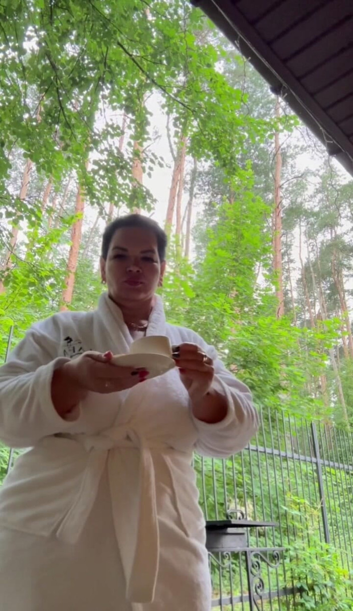 KarmenMilf: Mama vitregă cu țâțe mari și cur își expune găurile umede