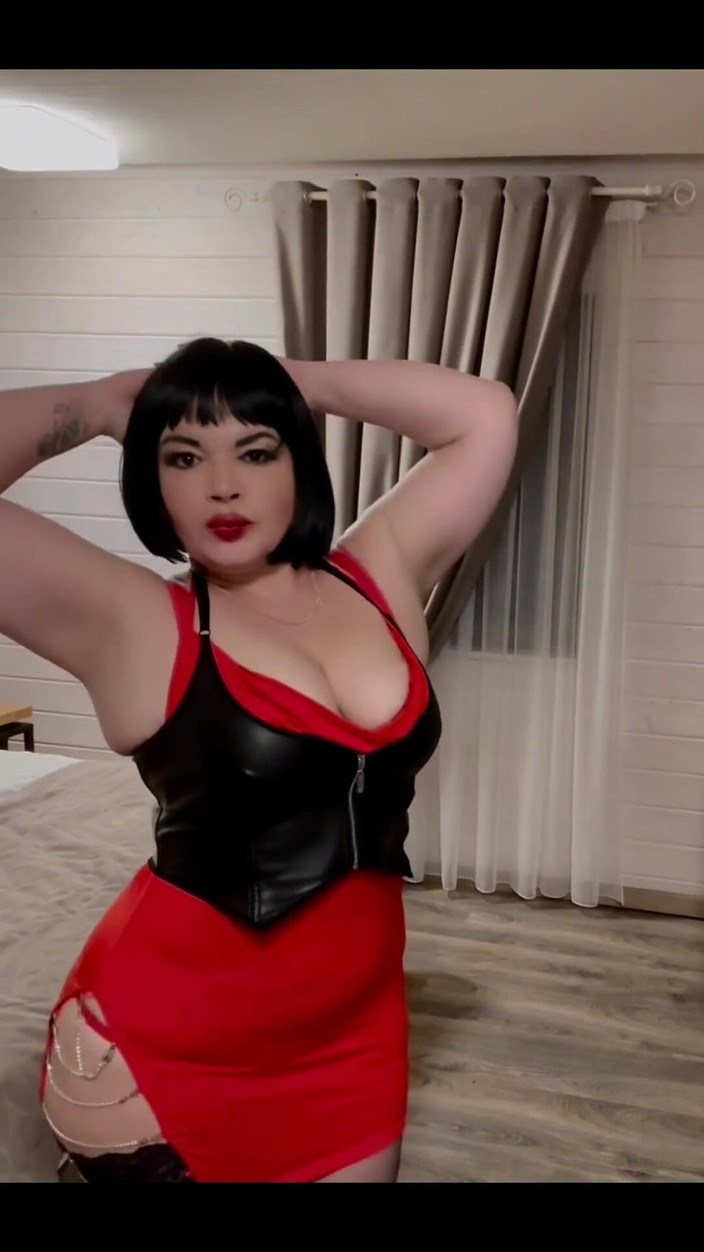 KarmenMilf: Khiêu vũ trong một bộ trang phục mới