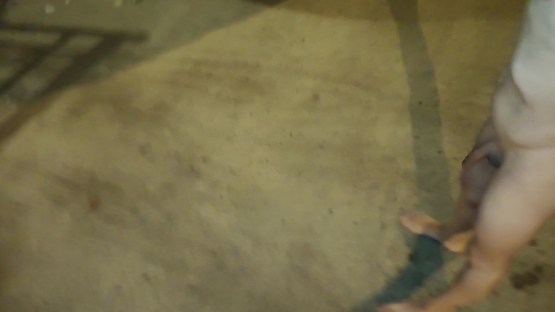 Dan Eagle: Naken pissdusch på gatan