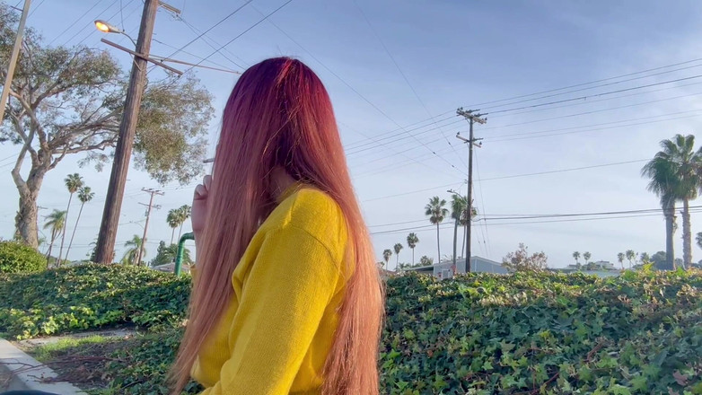 Artemisia Love: İtalyan uzun saçlı orta yaşlı seksi kadın Artemisia açık havada...