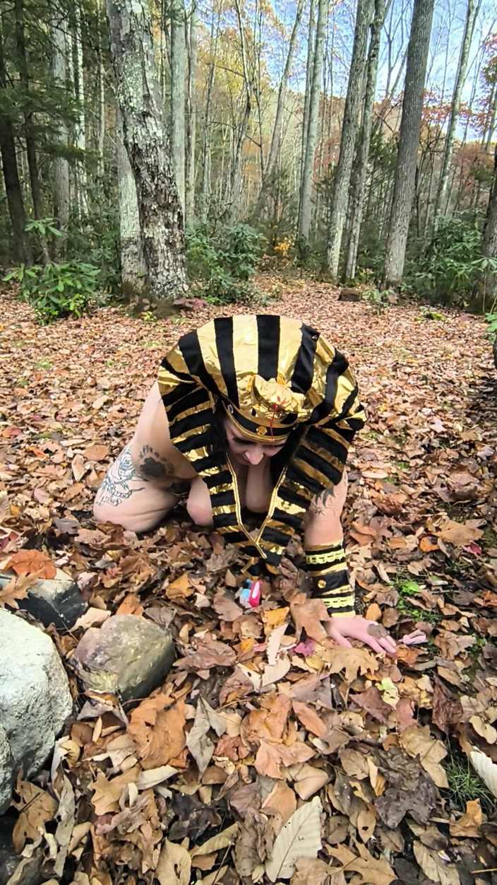 HerculesnVENUS: Co to jest ta dziwka robi w tych liściach? na...