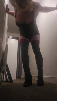um pequeno vestido preto e um vibrador