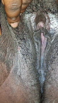 Mi coño está dulce y mojado, listo para sentir una gran polla