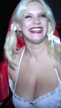 Rondborstige blonde babe Cherry traktaties zuigt op haar knieën vuile doggers af