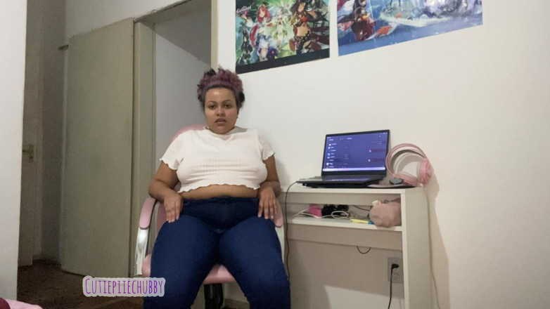 Cutiepiie Chubby: 배다른 아들 정액을 만들기 위해 의자에 앉는 계모