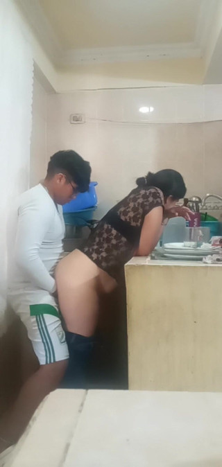 E-Alfa: 当我的妻子分心时，家庭佣人做爱和口交