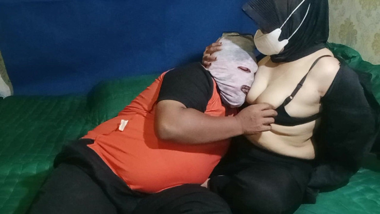 Babang endut: 女保安的鸡巴口交