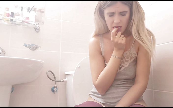 Erotic Tanya: Mais peidando no banheiro