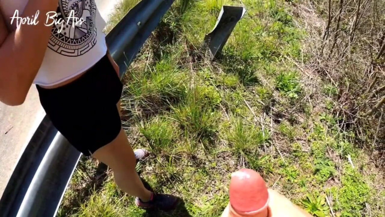 April BigAss: rischioso ingoiare pipì giallo in strada