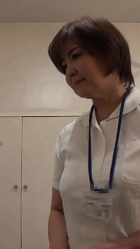 豊満な成熟女性の職場での中立性