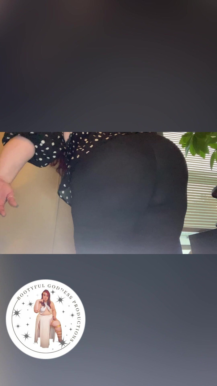 BellaBlast: Дупа падає і шльопає в легінси, поки в повільній зйомці