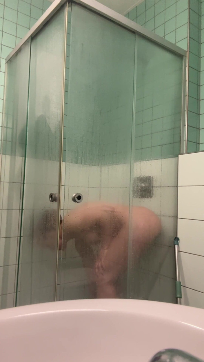 DINA LIGHT: ガソリンスタンドのシャワー中の女の子をこっそり見ている