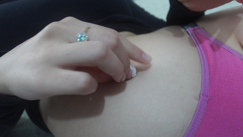 AmayaMori: Latina stiefzus maakt de navel schoon met een wattenstaaf en...