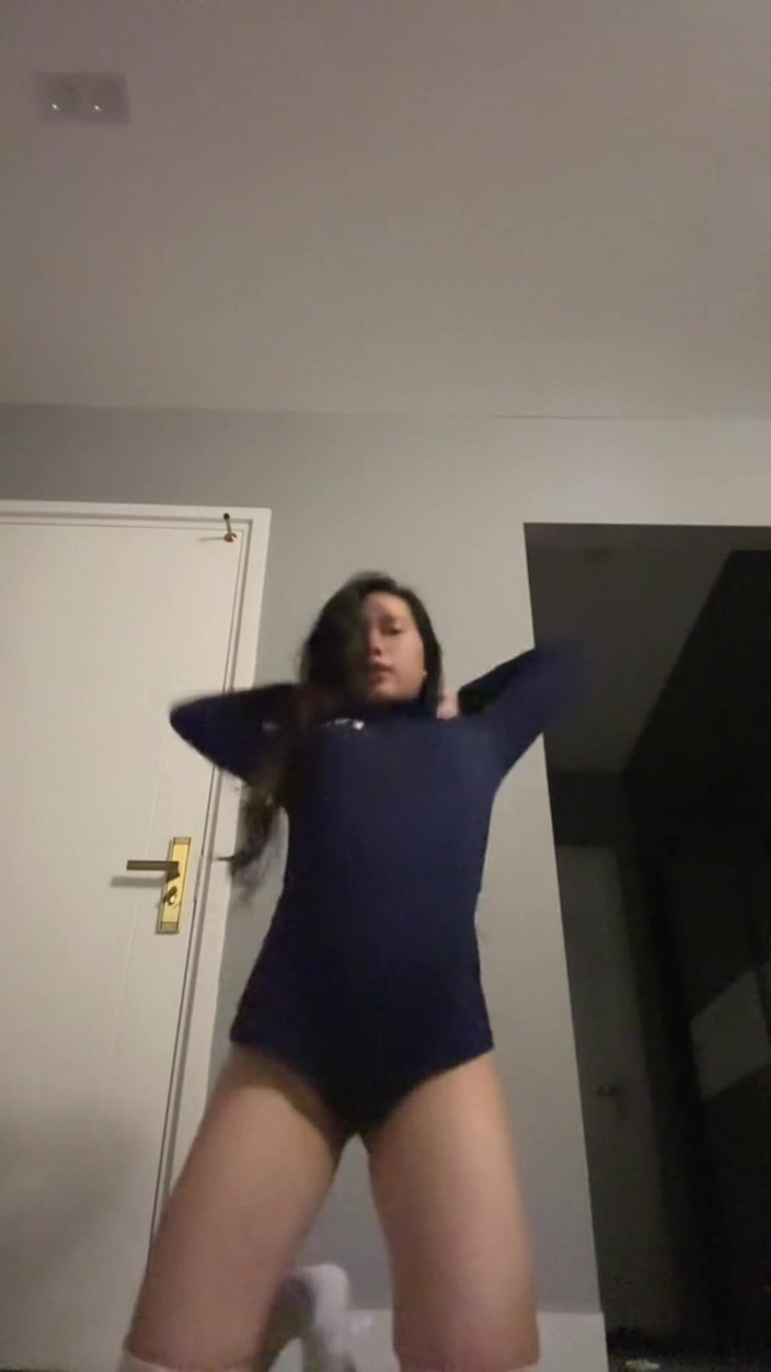 Qi Queen: Yakında Gelecek Iyi Videoları Izlemek Için Fanclub'ı Takip Edin!