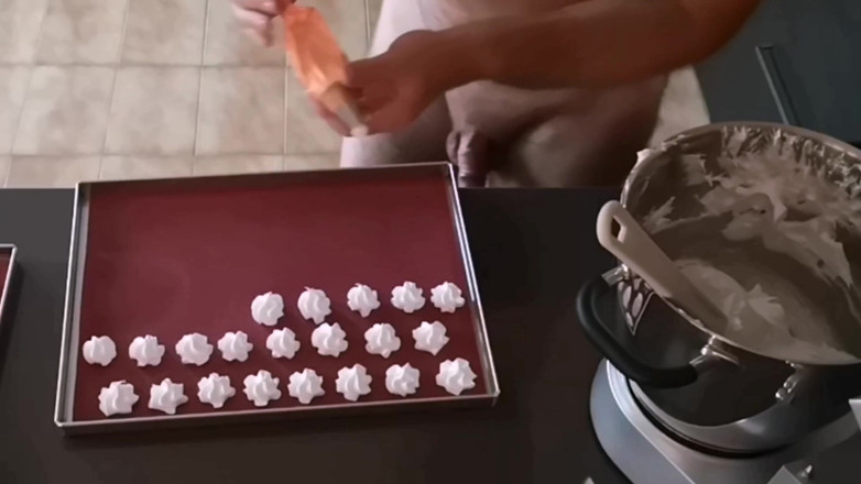 Cicci77: Cicci77 pregătește meringues- dar îl face pe Pedro să ejaculeze din...