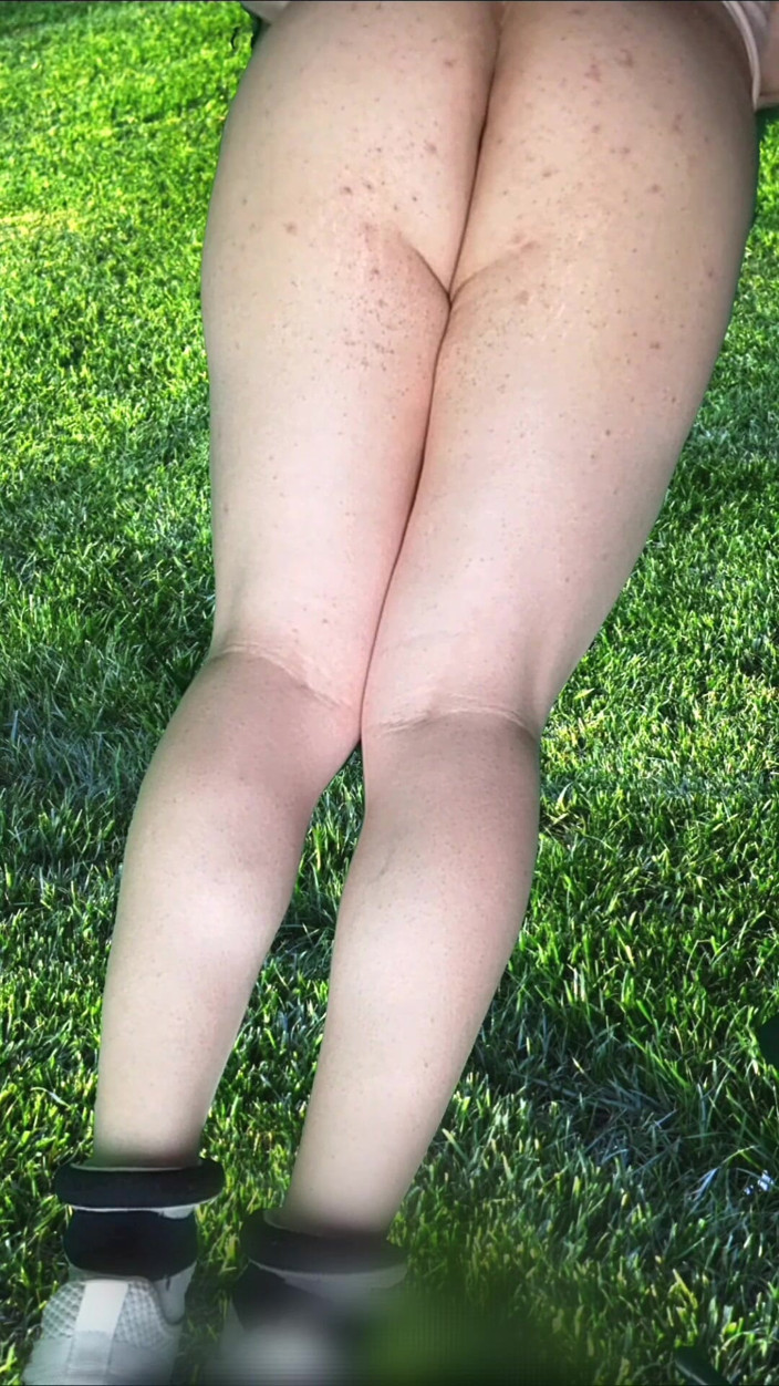 Kitty_Cross: きれいなカントリーワイフ フェムボーイ 成熟したオレンジ色のドレスで大きなお尻が滑らかな太ももでマスターベーション