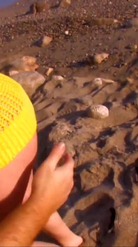 Nadržená brunetka s malými kozami to má ráda hluboko a s koncem na obličeji