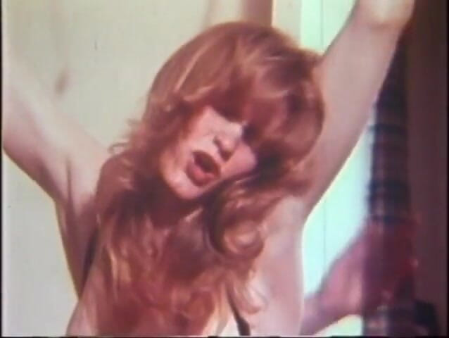 Vintage Usa: Pelirroja sexy con buenas tetas necesita una gran polla