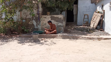 Mukesh Solanki: Mukesh Solanki fa il bagno