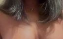 Mela Rose: Fräck liten bröstjiggle!