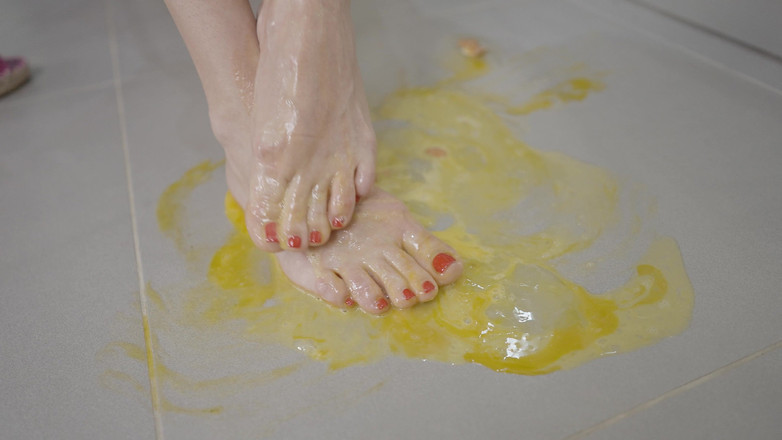 Jasmine RougeXXX: Znuděná blonďatá MILFka pošlape vajíčka horkými nohami - rozdrcení fetišem nohou!