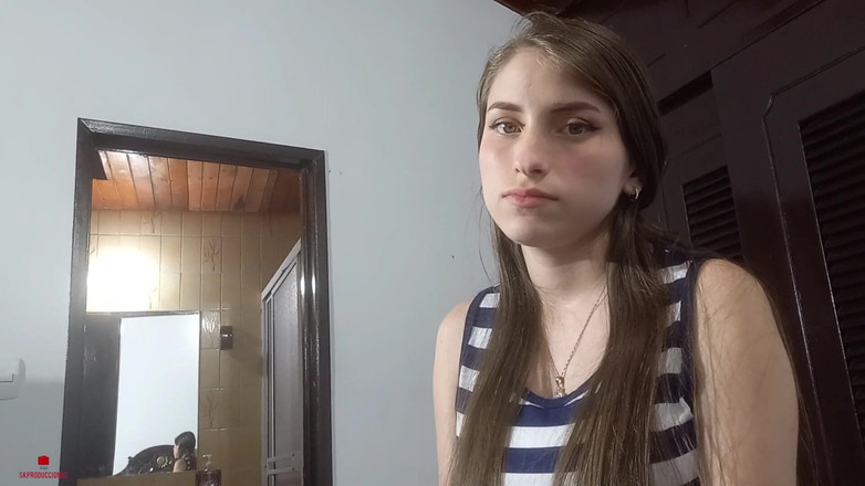 skpro_: Mi hermanastra con su cara inocente me pide que me...