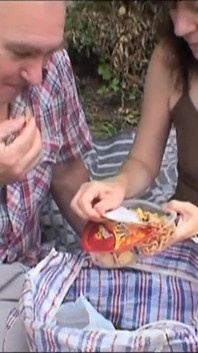 Jong en milf neuken in de tuin: heetste trio