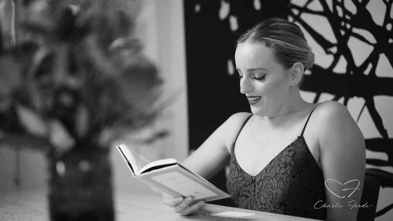 CharlieForde: Oda do histerycznej literatury z udziałem CharlieGo Forde'a, Amber Moore