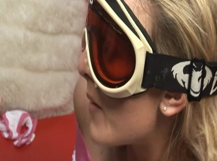 SEXUAL SIN TEENS: Lush Asses szene-2_lush blondine im höschen lutscht zwei schwänze gleichzeitig...