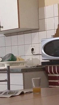 La matrigna cougar seduce un giovane amico del suo figliastro