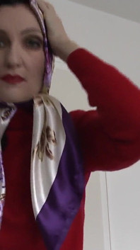 Lady Victoria Valente kırmızı kaşmir kaplumbağa yakalı kazak ile zarif saten başörtüsü gösterdi