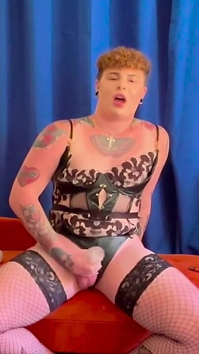 mothplayboy: Il Ragazzo Effeminato Usa Un Masturbatore